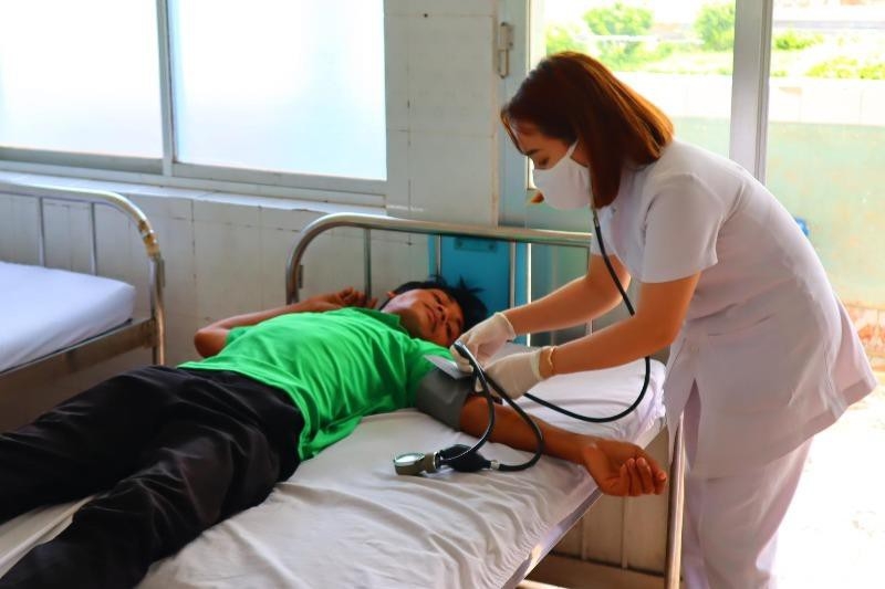 4837 cong nhan binh phuoc ngo doc thuc an axbn thumb