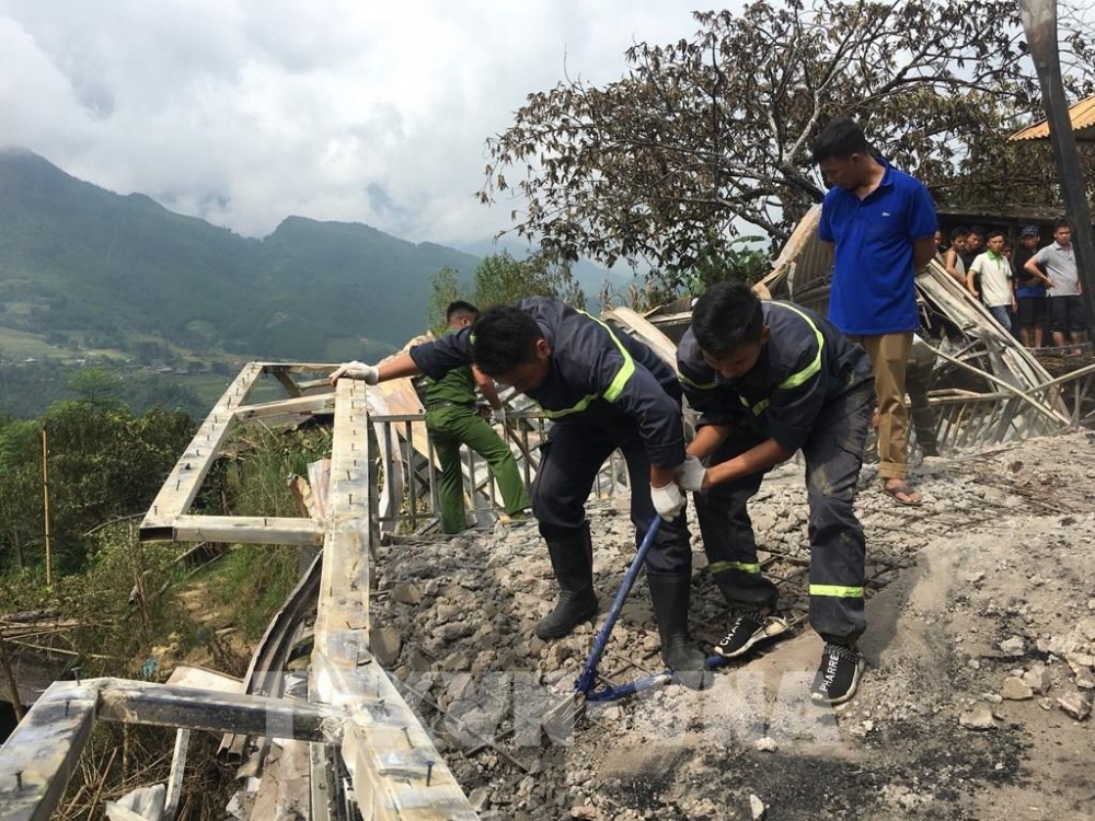 3624 164947 lao cai chay lon trong dem thieu rui 3 can nha 1 nguoi mat tich