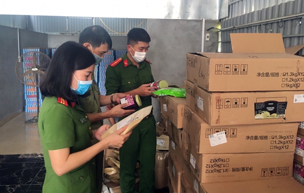 undefined 0925 ha noi bat giu gan 10 tan nguyen lieu lam tra sua khong ro nguon goc