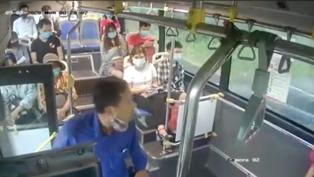 4230 bi nhac deo khau trang nguoi dan ong phun mua vao nhan vien xe buyt 1