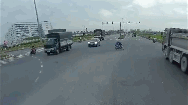 Tin tức tai nạn giao thông (TNGT) chiều 9/9: Cố tình vượt đèn đỏ tại ngã ba, người phụ nữ bị xe ben tông văng xuống đường