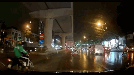 undefined 3639 nguoi lai xe om nga song soai vi doi nam nu di moto nguoc chieu trong mua