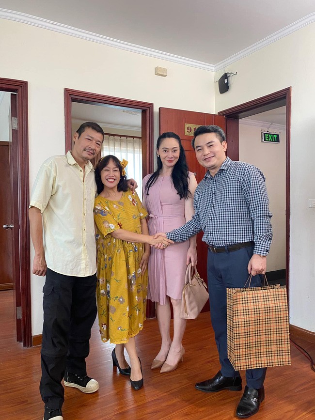 Hương vị tình thân: Hé lộ cảnh vợ chồng bà Xuân vui vẻ Hương vị tình thân: Hé lộ cảnh vợ chồng bà Xuân vui vẻ