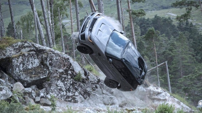 Hé lộ cảnh Range Rover rượt đuổi Land Cruiser trong Hé lộ cảnh Range Rover rượt đuổi Land Cruiser trong