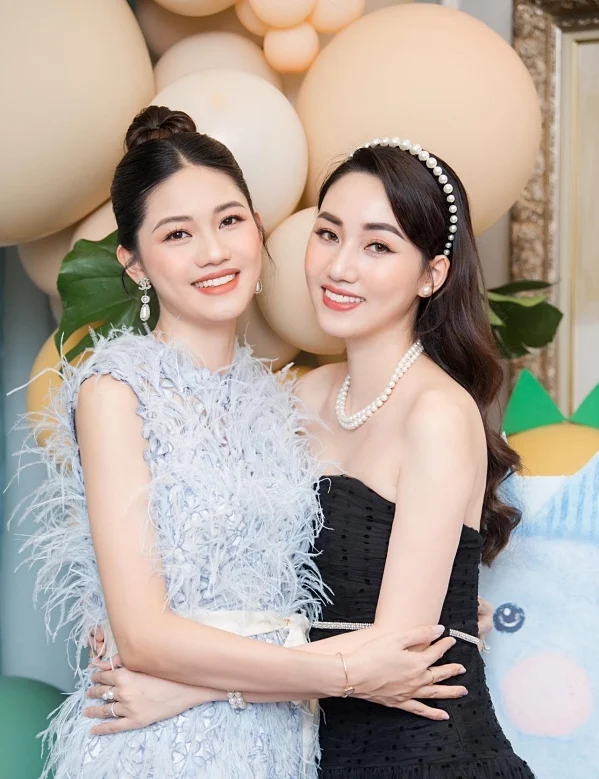 Những cặp chị em ruột là Hoa hậu - Á hậu đình đám trong showbiz Việt Những cặp chị em ruột là Hoa hậu - Á hậu đình đám trong showbiz Việt
