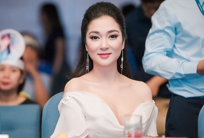 Hoa hậu Nguyễn Thị Huyền gây Hoa hậu Nguyễn Thị Huyền gây