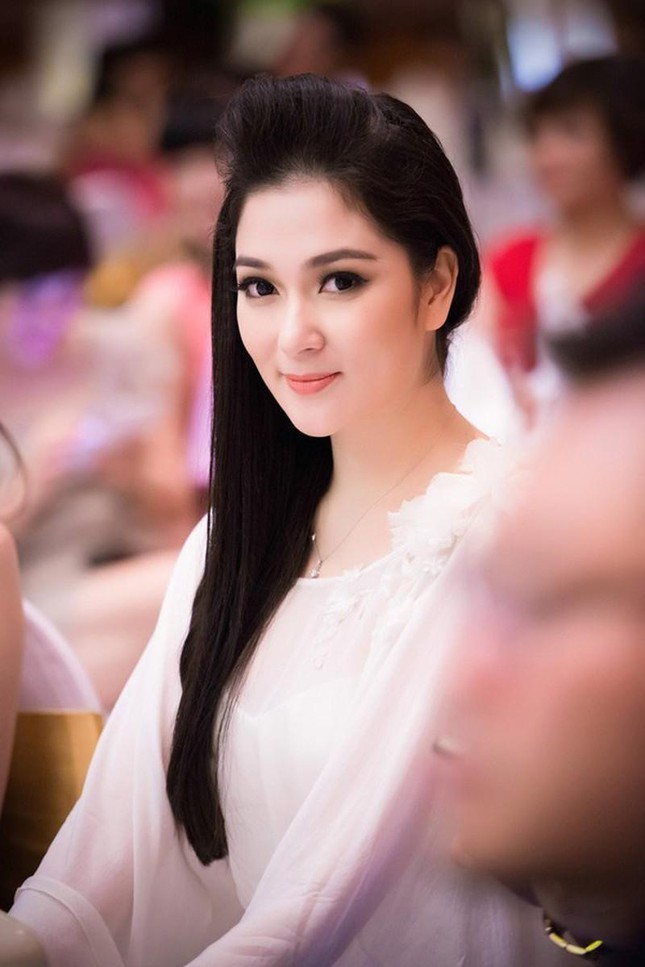 Hoa hậu Nguyễn Thị Huyền gây Hoa hậu Nguyễn Thị Huyền gây