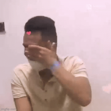 Video: Cảm động hình ảnh anh chồng núp sau lưng mẹ khóc nức nở Video: Cảm động hình ảnh anh chồng núp sau lưng mẹ khóc nức nở
