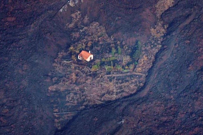 Ngôi nhà tạo nên kỳ tích, đứng vững chãi giữa dung nham nóng chảy ở La Palma Ngôi nhà tạo nên kỳ tích, đứng vững chãi giữa dung nham nóng chảy ở La Palma