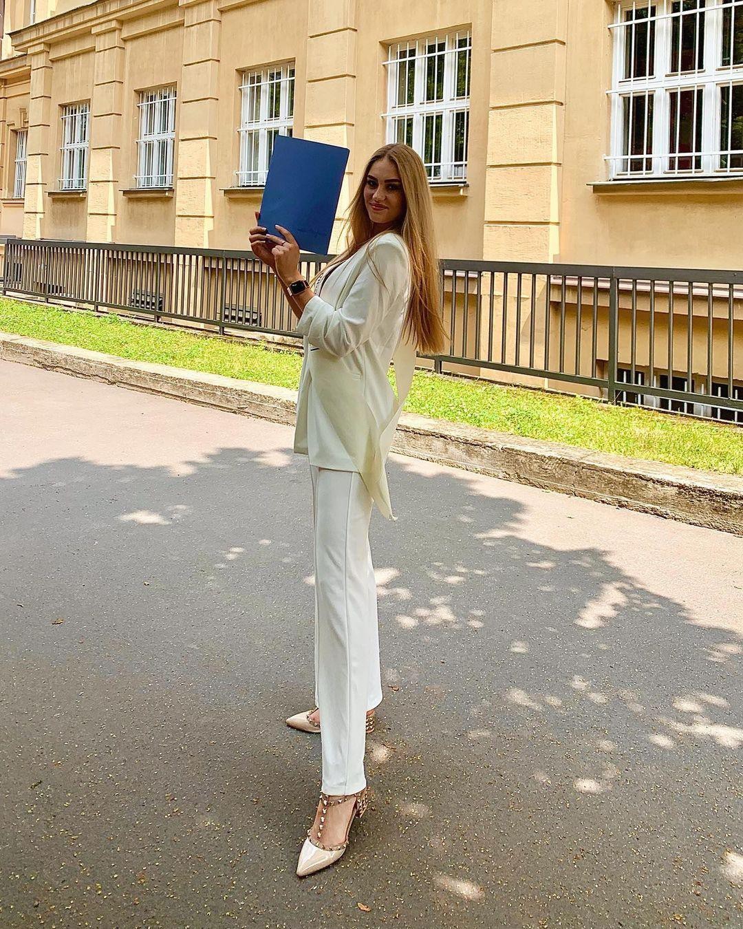 Vẻ đẹp gợi cảm của nữ giáo viên vừa được bổ nhiệm Hoa hậu Trái đất Cộng hoà Czech 2021 Vẻ đẹp gợi cảm của nữ giáo viên vừa được bổ nhiệm Hoa hậu Trái đất Cộng hoà Czech 2021