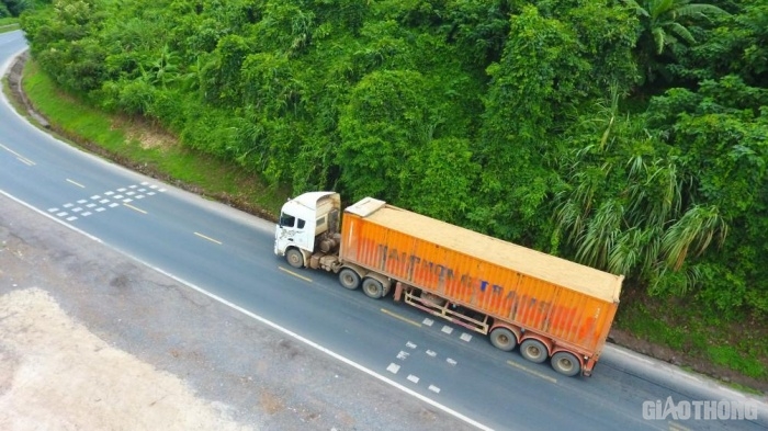 Tai nạn giao thông sáng 6/10: Vào cua tốc độ cao, Tai nạn giao thông sáng 6/10: Vào cua tốc độ cao,
