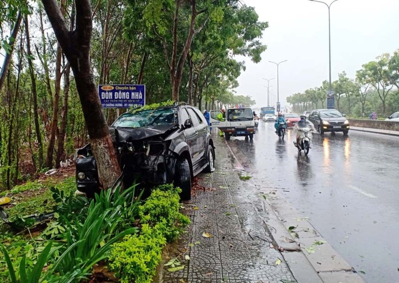 Tai nạn giao thông chiều 7/10: Xe đầu kéo mất kiểm soát tông sập taluy, lật nhào trên cao tốc TPHCM - Trung Lương Tai nạn giao thông chiều 7/10: Xe đầu kéo mất kiểm soát tông sập taluy, lật nhào trên cao tốc TPHCM - Trung Lương