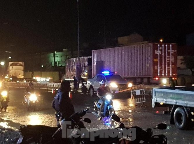 Tai nạn giao thông sáng 9/10: Truy tìm xe container cán chết 2 người trong đêm rồi bỏ chạy Tai nạn giao thông sáng 9/10: Truy tìm xe container cán chết 2 người trong đêm rồi bỏ chạy