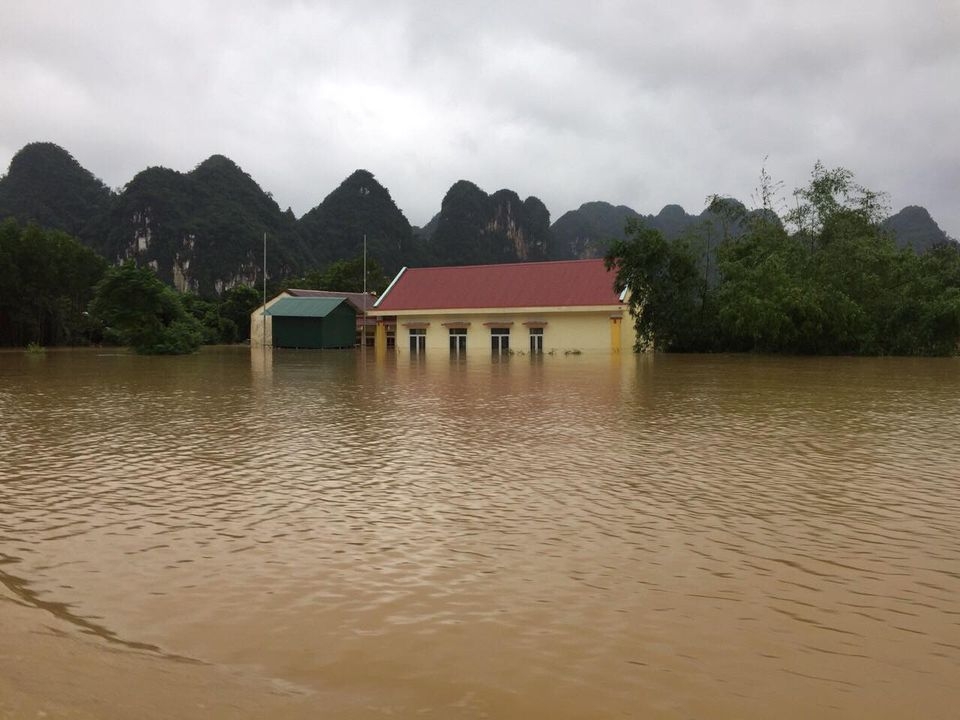 Lũ lên nhanh, nhiều làng mạc ở Quảng Bình chìm sâu trong nước