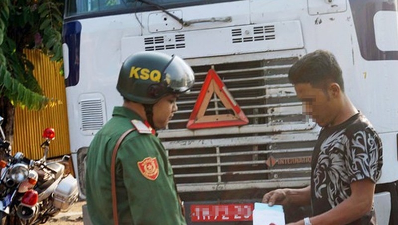 Tai nạn giao thông chiều 9/10: Phạt 150 triệu đồng hai tài xế chở quá tải, còn cố thủ trong xe suốt 6 tiếng Tai nạn giao thông chiều 9/10: Phạt 150 triệu đồng hai tài xế chở quá tải, còn cố thủ trong xe suốt 6 tiếng