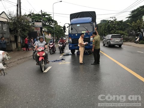Tai nạn giao thông sáng 10/10: Bị kiểm tra, tài xế ô tô nhấn ga đẩy lùi CSGT rồi bỏ chạy Tai nạn giao thông sáng 10/10: Bị kiểm tra, tài xế ô tô nhấn ga đẩy lùi CSGT rồi bỏ chạy