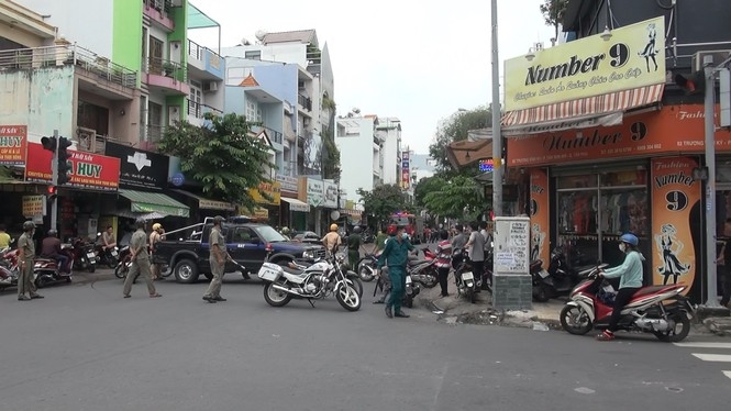 Thông tin pháp luật chiều 10/10: Một phụ nữ bịt mặt cướp chi nhánh ngân hàng ở Sài Gòn, lấy đi 2 tỷ đồng Thông tin pháp luật chiều 10/10: Một phụ nữ bịt mặt cướp chi nhánh ngân hàng ở Sài Gòn, lấy đi 2 tỷ đồng