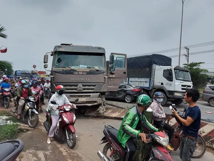 Tai nạn giao thông chiều 10/10: Xế hộp bị xe ben 
