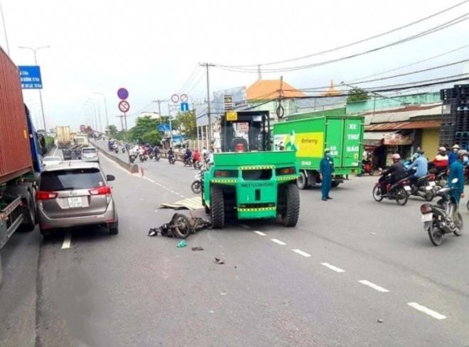 Tai nạn giao thông chiều 13/10: Xe khách giường nằm mất lái lao sang bên đường, tông thẳng vào xe máy Tai nạn giao thông chiều 13/10: Xe khách giường nằm mất lái lao sang bên đường, tông thẳng vào xe máy