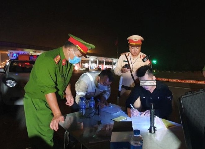 Tai nạn giao thông chiều 13/10: Xe khách giường nằm mất lái lao sang bên đường, tông thẳng vào xe máy Tai nạn giao thông chiều 13/10: Xe khách giường nằm mất lái lao sang bên đường, tông thẳng vào xe máy