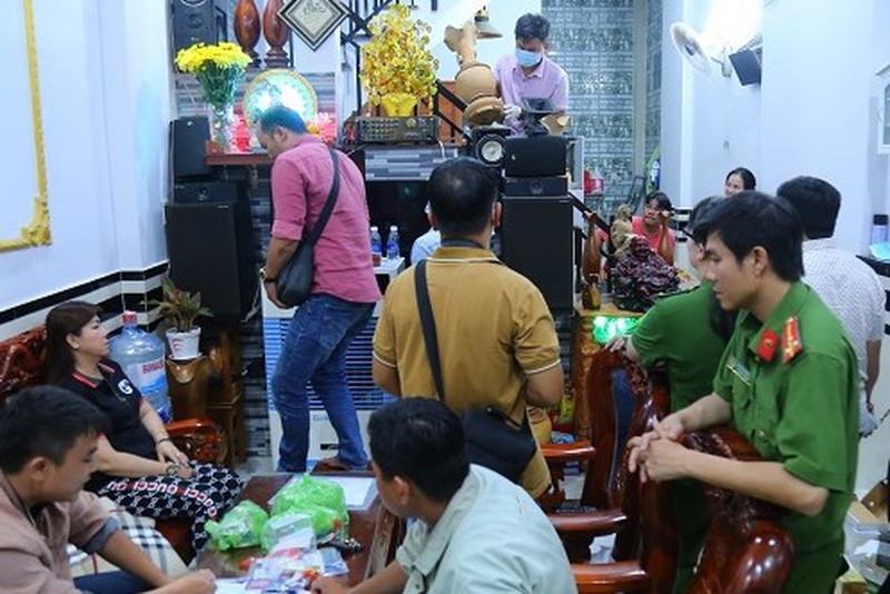 Thông tin pháp luật chiều 14/10: 2 thanh niên cầm kiếm chém người vì cho rằng bị nhìn đểu Thông tin pháp luật chiều 14/10: 2 thanh niên cầm kiếm chém người vì cho rằng bị nhìn đểu