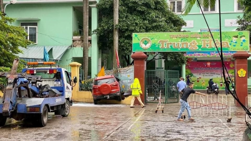 Tai nạn giao thông chiều 14/10: Va chạm kinh hoàng giữa 3 ô tô, 2 tài xế bị thương, phương tiện biến dạng Tai nạn giao thông chiều 14/10: Va chạm kinh hoàng giữa 3 ô tô, 2 tài xế bị thương, phương tiện biến dạng