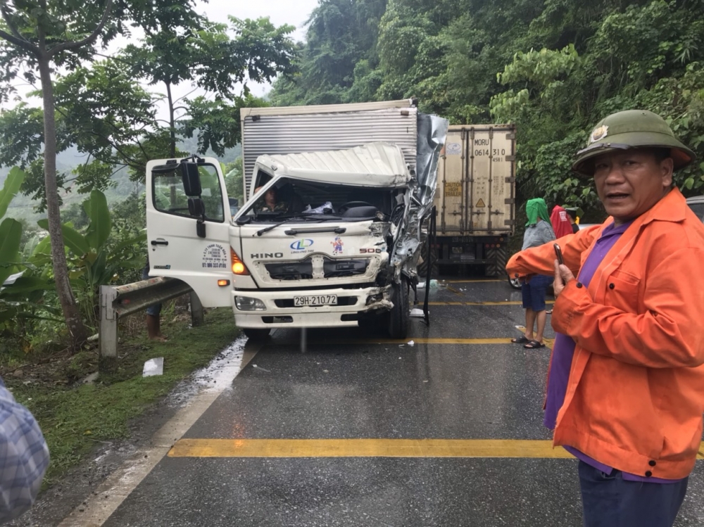 Tai nạn giao thông chiều 14/10: Va chạm kinh hoàng giữa 3 ô tô, 2 tài xế bị thương, phương tiện biến dạng Tai nạn giao thông chiều 14/10: Va chạm kinh hoàng giữa 3 ô tô, 2 tài xế bị thương, phương tiện biến dạng
