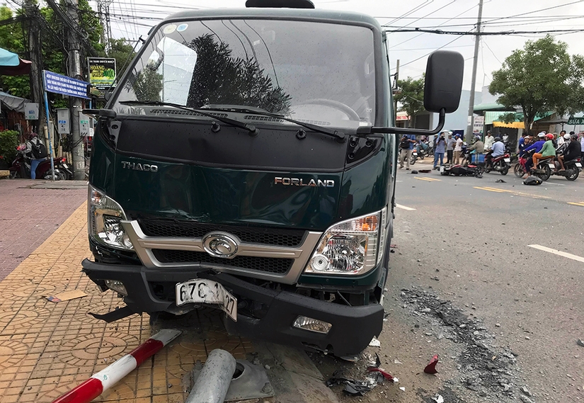 Tai nạn giao thông sáng 15/10: Xe tải lao vách đá biến dạng, tài xế tử vong mắc kẹt trong cabin Tai nạn giao thông sáng 15/10: Xe tải lao vách đá biến dạng, tài xế tử vong mắc kẹt trong cabin