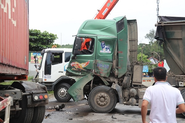 Tai nạn giao thông chiều 15/10: Tài xế xe khách vượt ẩu gây tai nạn thảm khốc tại đường dẫn Nam hầm Hải Vân Tai nạn giao thông chiều 15/10: Tài xế xe khách vượt ẩu gây tai nạn thảm khốc tại đường dẫn Nam hầm Hải Vân
