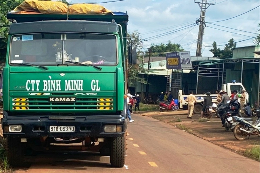 Tai nạn giao thông sáng 16/10: Sau màn ôm cua tốc độ cao, xe ben trượt xoáy văng đuôi vào đầu xe container Tai nạn giao thông sáng 16/10: Sau màn ôm cua tốc độ cao, xe ben trượt xoáy văng đuôi vào đầu xe container