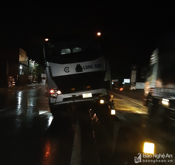 Tai nạn giao thông sáng 17/10: Tránh ổ gà giữa đường Sài Gòn, thanh niên bị xe tải cán Tai nạn giao thông sáng 17/10: Tránh ổ gà giữa đường Sài Gòn, thanh niên bị xe tải cán