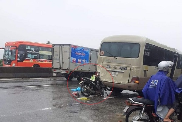 Tai nạn giao thông sáng 17/10: Tránh ổ gà giữa đường Sài Gòn, thanh niên bị xe tải cán Tai nạn giao thông sáng 17/10: Tránh ổ gà giữa đường Sài Gòn, thanh niên bị xe tải cán