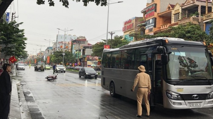 Tai nạn giao thông chiều 18/10: Xe tải mất lái húc bay dải phân cách, tông sập nhà dân Tai nạn giao thông chiều 18/10: Xe tải mất lái húc bay dải phân cách, tông sập nhà dân
