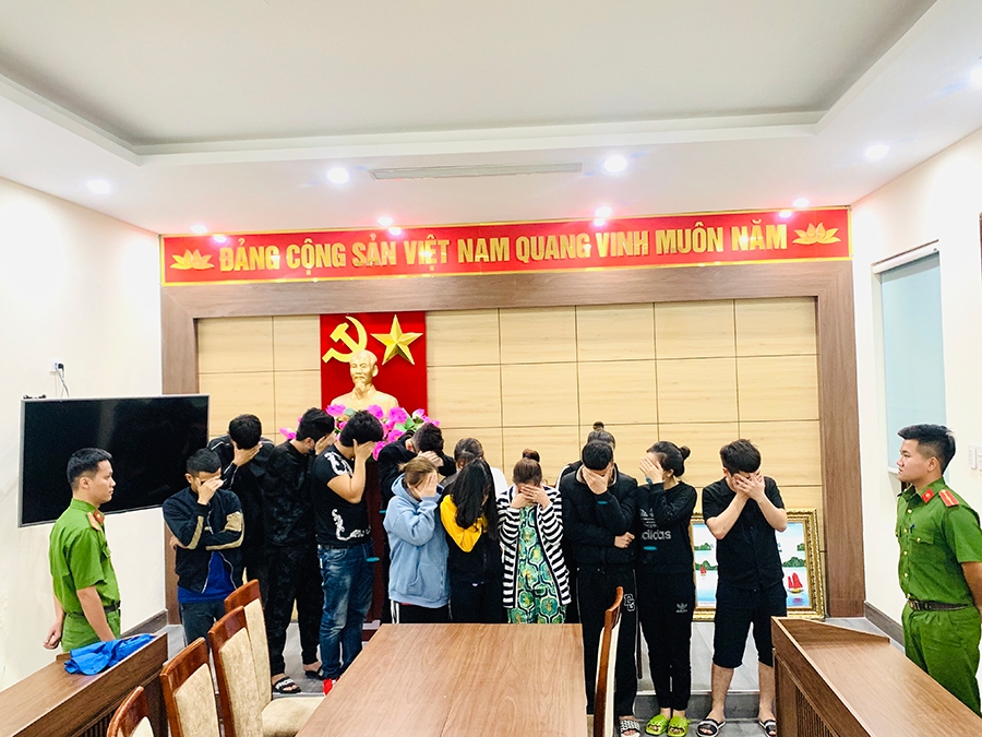Thông tin pháp luật sáng 24/10: Nghi ngờ vợ có quan hệ tình cảm với ông chủ, chồng nổi cơn ghen vác búa gây án mạng Thông tin pháp luật sáng 24/10: Nghi ngờ vợ có quan hệ tình cảm với ông chủ, chồng nổi cơn ghen vác búa gây án mạng