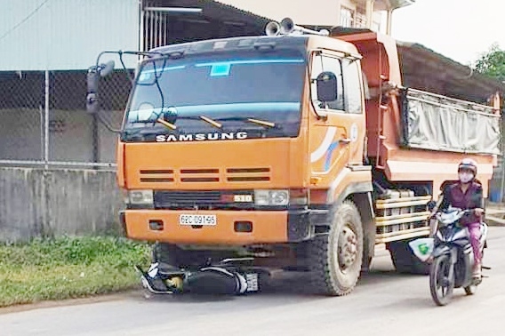 Tai nạn giao thông chiều 27/10: Cần cẩu bất ngờ hất văng 2 công nhân, treo lủng lẳng trên không
