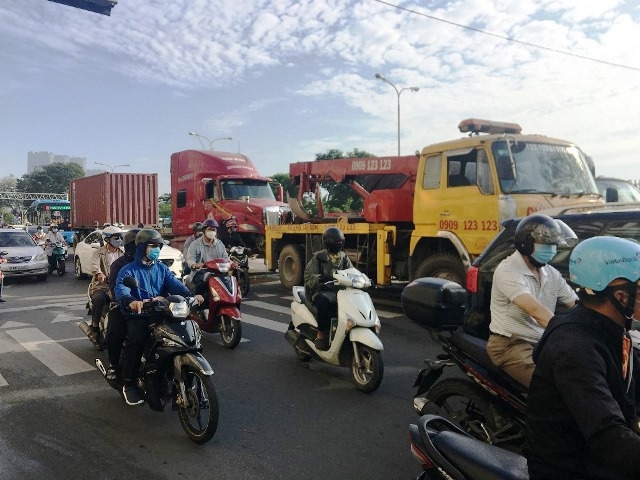 Tai nạn giao thông chiều 30/10: Tài xế nằm dưới gầm xe tải kiểm tra sự cố, bị Tai nạn giao thông chiều 30/10: Tài xế nằm dưới gầm xe tải kiểm tra sự cố, bị