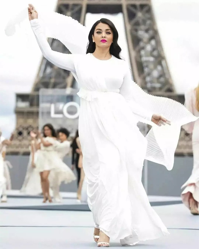 Hoa hậu thế giới đẹp nhất mọi thời đại tỏa sáng tại Tuần lễ thời trang Paris Hoa hậu thế giới đẹp nhất mọi thời đại tỏa sáng tại Tuần lễ thời trang Paris
