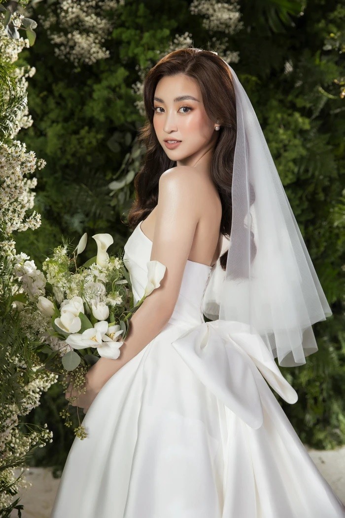 Hoa hậu Đỗ Mỹ Linh gây bất ngờ khi tung bộ ảnh cô dâu lộng lẫy Hoa hậu Đỗ Mỹ Linh gây bất ngờ khi tung bộ ảnh cô dâu lộng lẫy