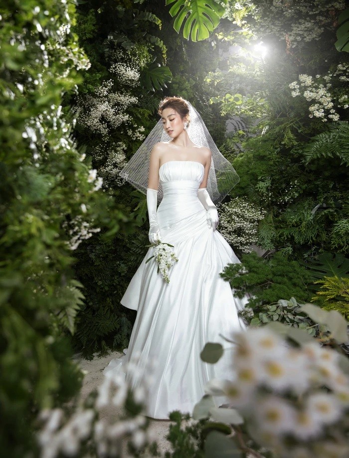 Hoa hậu Đỗ Mỹ Linh gây bất ngờ khi tung bộ ảnh cô dâu lộng lẫy Hoa hậu Đỗ Mỹ Linh gây bất ngờ khi tung bộ ảnh cô dâu lộng lẫy