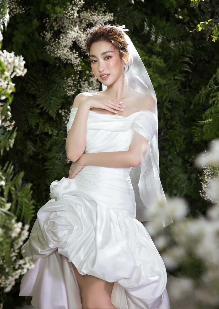 Hoa hậu Đỗ Mỹ Linh gây bất ngờ khi tung bộ ảnh cô dâu lộng lẫy Hoa hậu Đỗ Mỹ Linh gây bất ngờ khi tung bộ ảnh cô dâu lộng lẫy