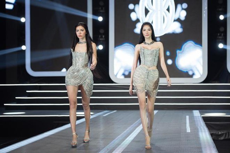 Minh Tú - Hoàng Thùy đọ dáng nóng bỏng trên sàn catwalk Minh Tú - Hoàng Thùy đọ dáng nóng bỏng trên sàn catwalk