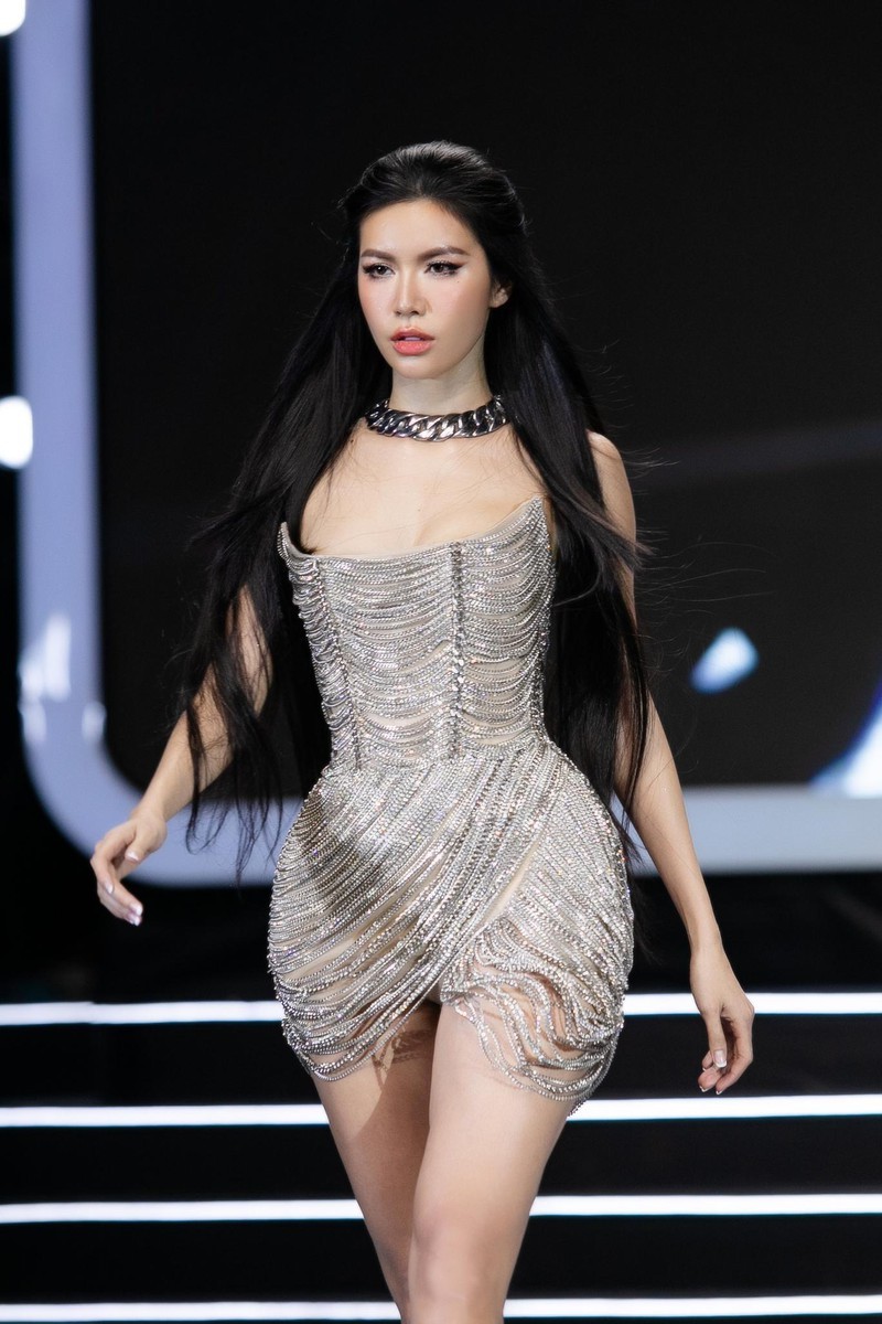 Minh Tú - Hoàng Thùy đọ dáng nóng bỏng trên sàn catwalk Minh Tú - Hoàng Thùy đọ dáng nóng bỏng trên sàn catwalk