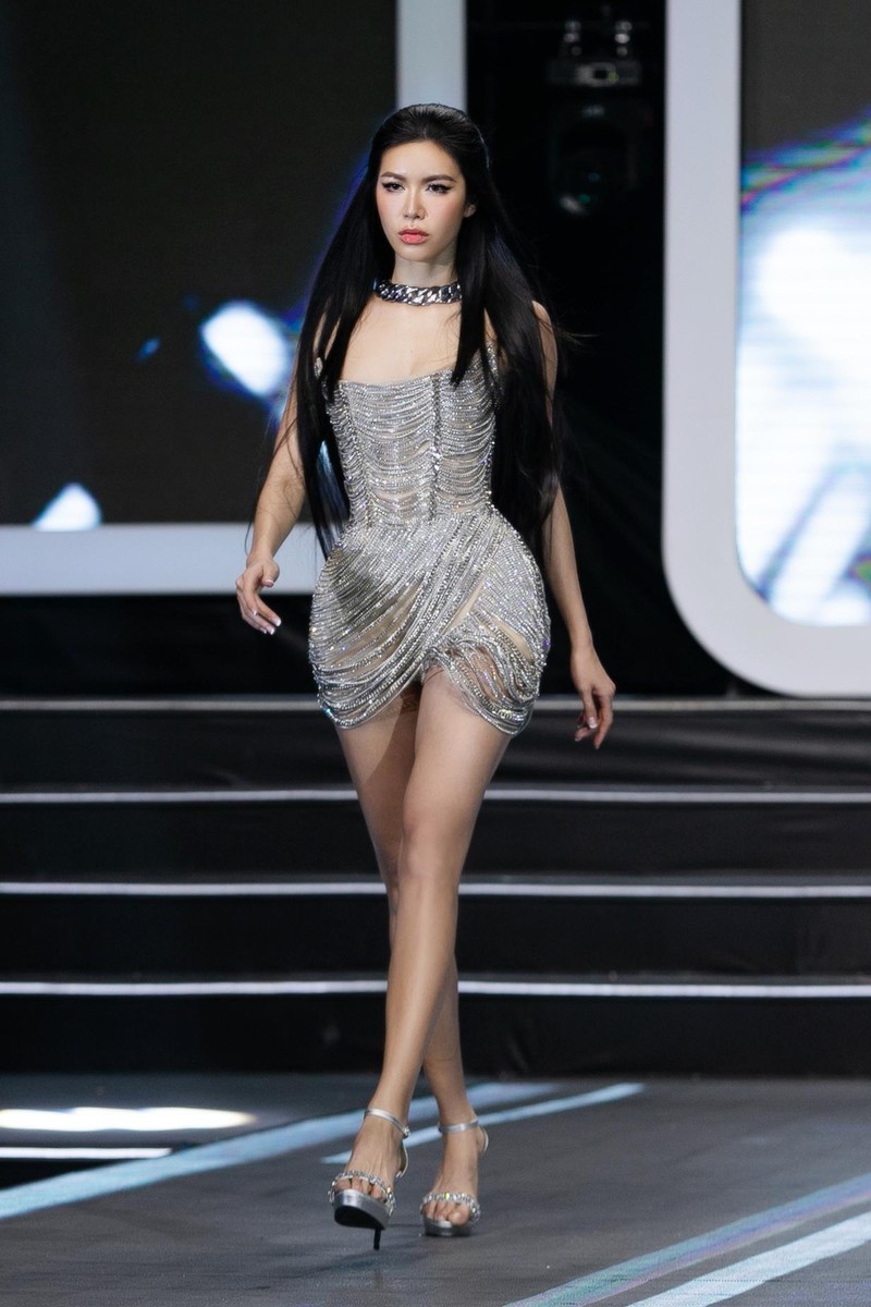 Minh Tú - Hoàng Thùy đọ dáng nóng bỏng trên sàn catwalk Minh Tú - Hoàng Thùy đọ dáng nóng bỏng trên sàn catwalk