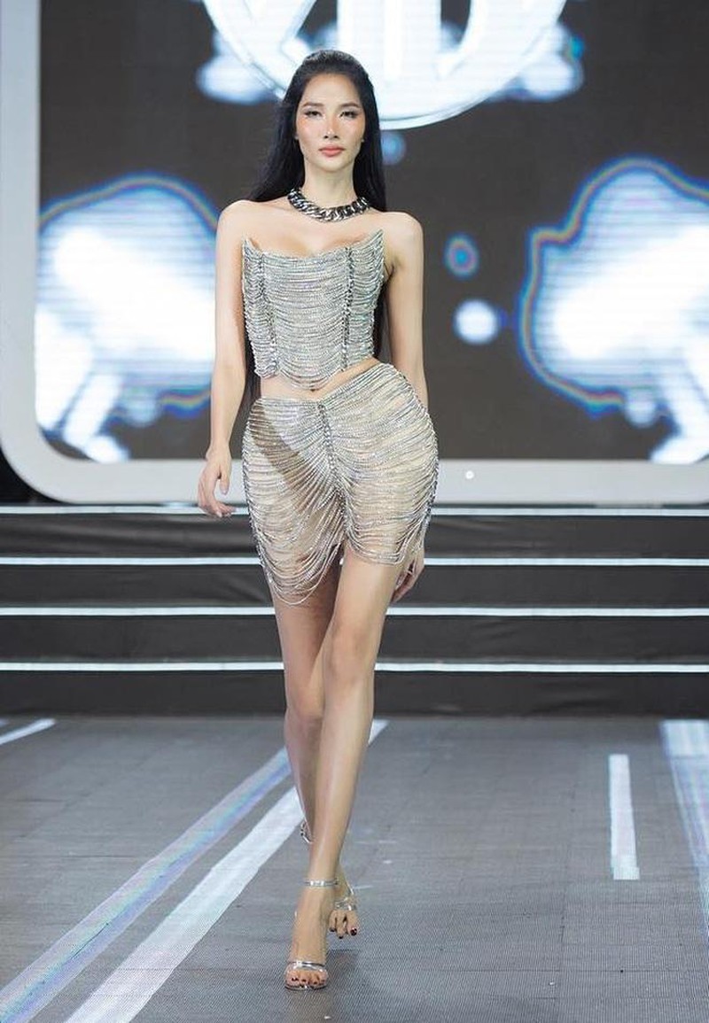 Minh Tú - Hoàng Thùy đọ dáng nóng bỏng trên sàn catwalk Minh Tú - Hoàng Thùy đọ dáng nóng bỏng trên sàn catwalk