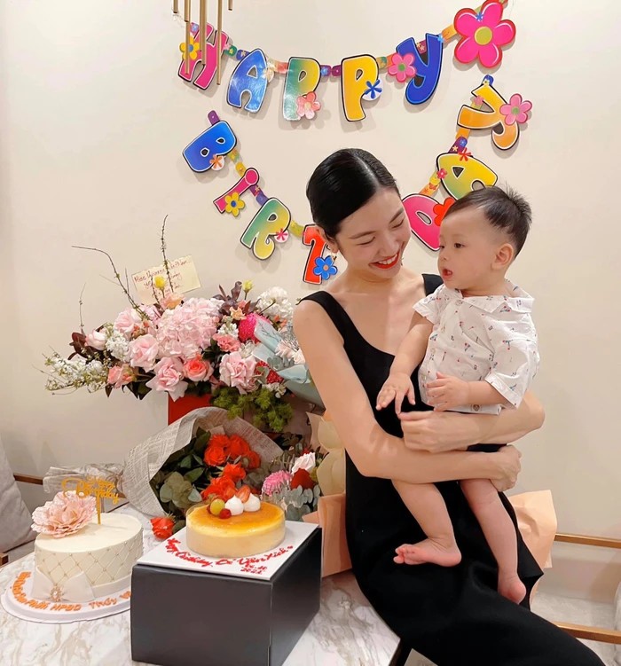 Lộ hình ảnh siêu dễ thương của nhóc tỳ nhà Á hậu Thuý Vân Lộ hình ảnh siêu dễ thương của nhóc tỳ nhà Á hậu Thuý Vân