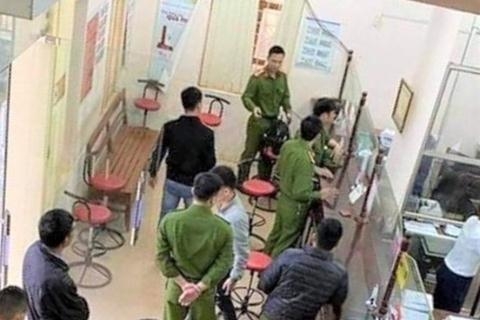 Thông tin pháp luật sáng 1/11: Trinh sát mật phục nhiều ngày, phá sới đá gà ẩn mình trong rừng vắng Thông tin pháp luật sáng 1/11: Trinh sát mật phục nhiều ngày, phá sới đá gà ẩn mình trong rừng vắng