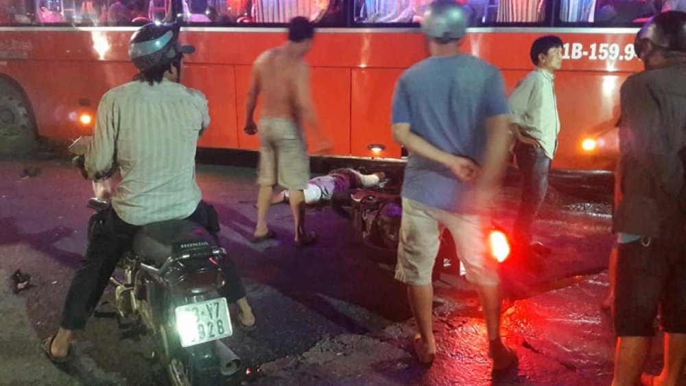 Tai nạn giao thông chiều 1/11: Bé trai ngã văng khỏi xe máy, suýt bị ôtô đâm Tai nạn giao thông chiều 1/11: Bé trai ngã văng khỏi xe máy, suýt bị ôtô đâm