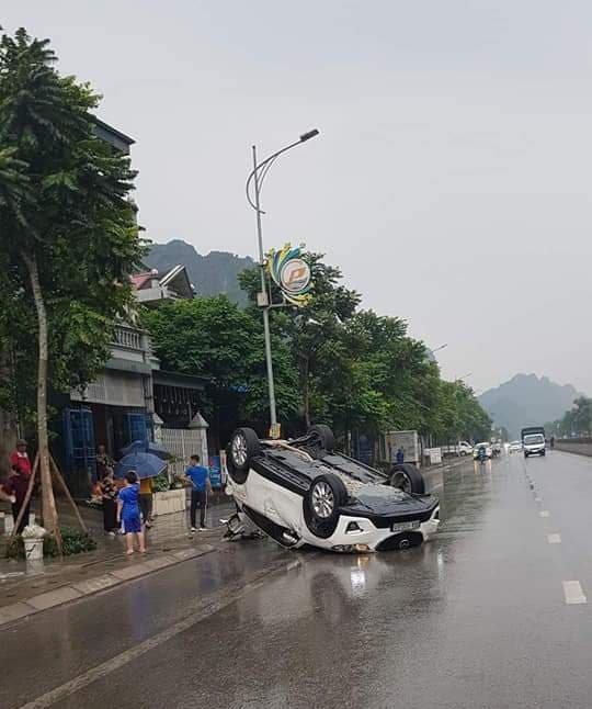 Tai nạn giao thông sáng 3/11: Xe ba gác tông chết người đi bộ, đâm nát biển báo giao thông và bảng hiệu của tiệm thuốc Tây Tai nạn giao thông sáng 3/11: Xe ba gác tông chết người đi bộ, đâm nát biển báo giao thông và bảng hiệu của tiệm thuốc Tây