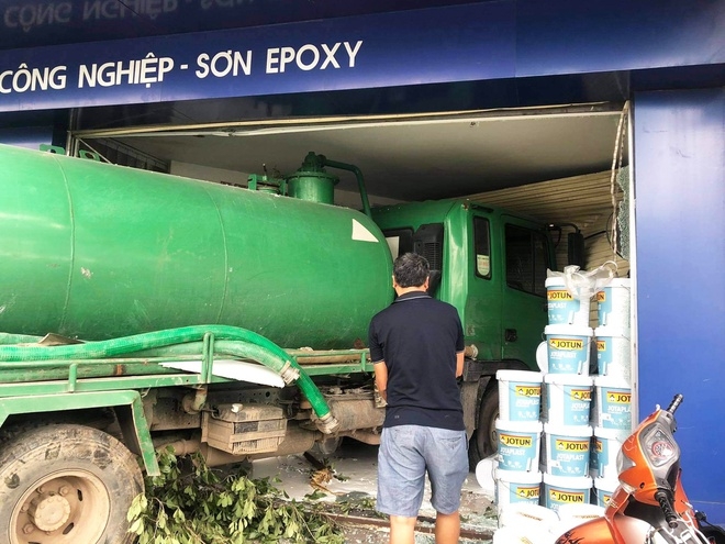Tai nạn giao thông chiều 4/11: Xe bồn tông xe máy rồi lao vào nhà dân ở Hà Nội Tai nạn giao thông chiều 4/11: Xe bồn tông xe máy rồi lao vào nhà dân ở Hà Nội