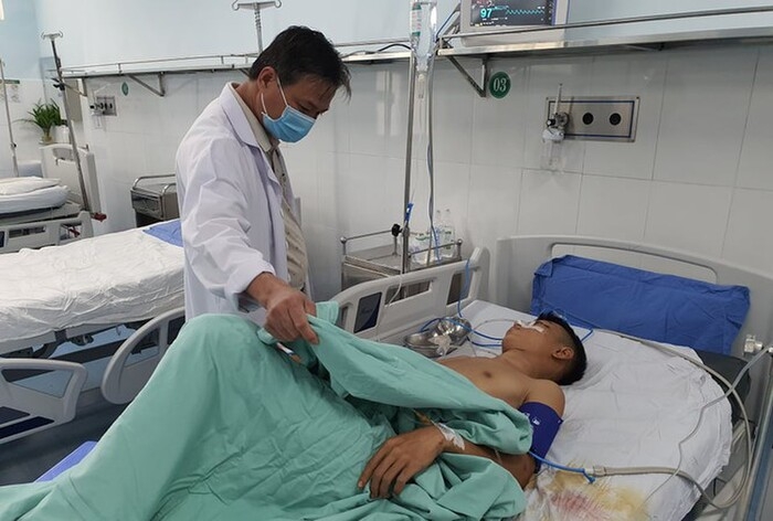Thông tin pháp luật sáng 5/11: Hỗn chiến tại quán nhậu, nam thanh niên 18 tuổi bị bắn 13 phát đạn hoa cải Thông tin pháp luật sáng 5/11: Hỗn chiến tại quán nhậu, nam thanh niên 18 tuổi bị bắn 13 phát đạn hoa cải